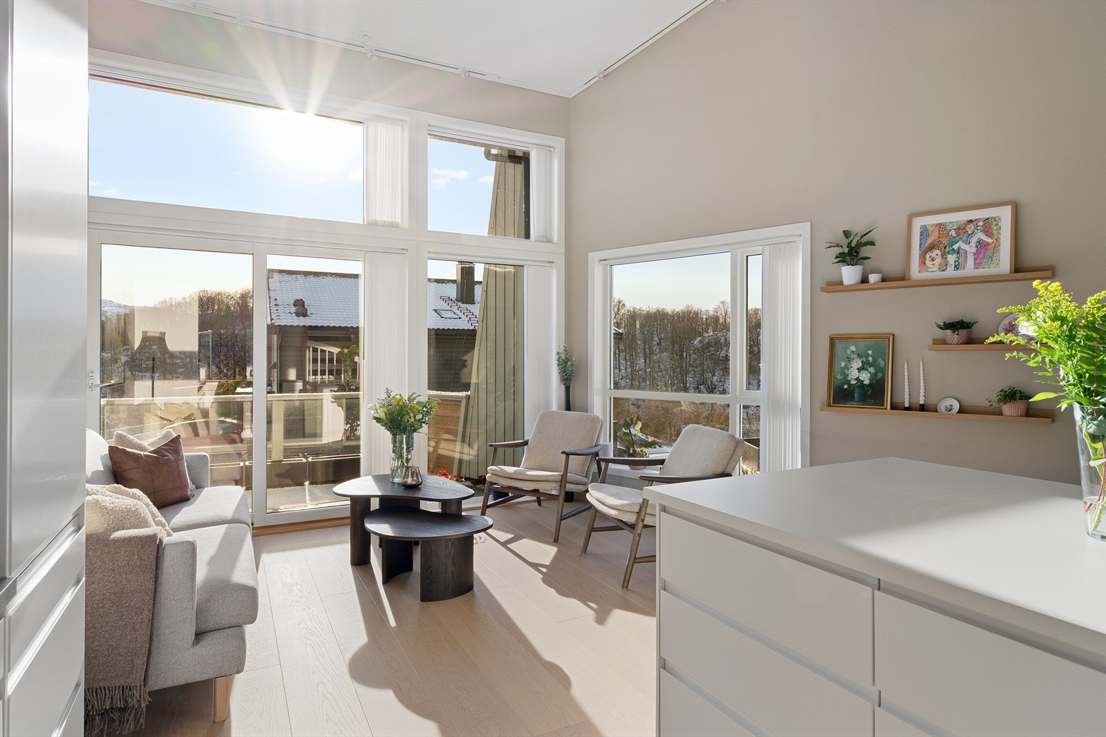 Veggene er malt i lekker og moderne farge. Utgang til solrik terrasse. Store vinduer gir gode lysforhold og fantastisk utsikt mot Edlandvatnet. Galleribilde