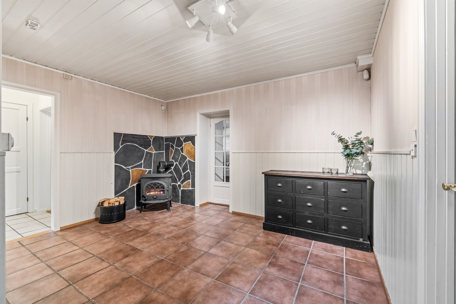 En vedovn i hallen gir ekstra varme og hygge på kalde dager. Galleribilde