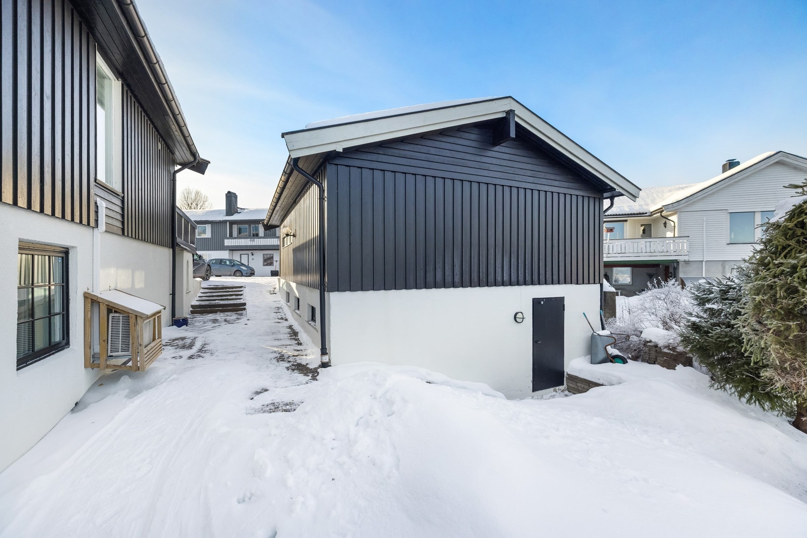 Under garasjen er det en egen inngang til bod og kjeller. Galleribilde