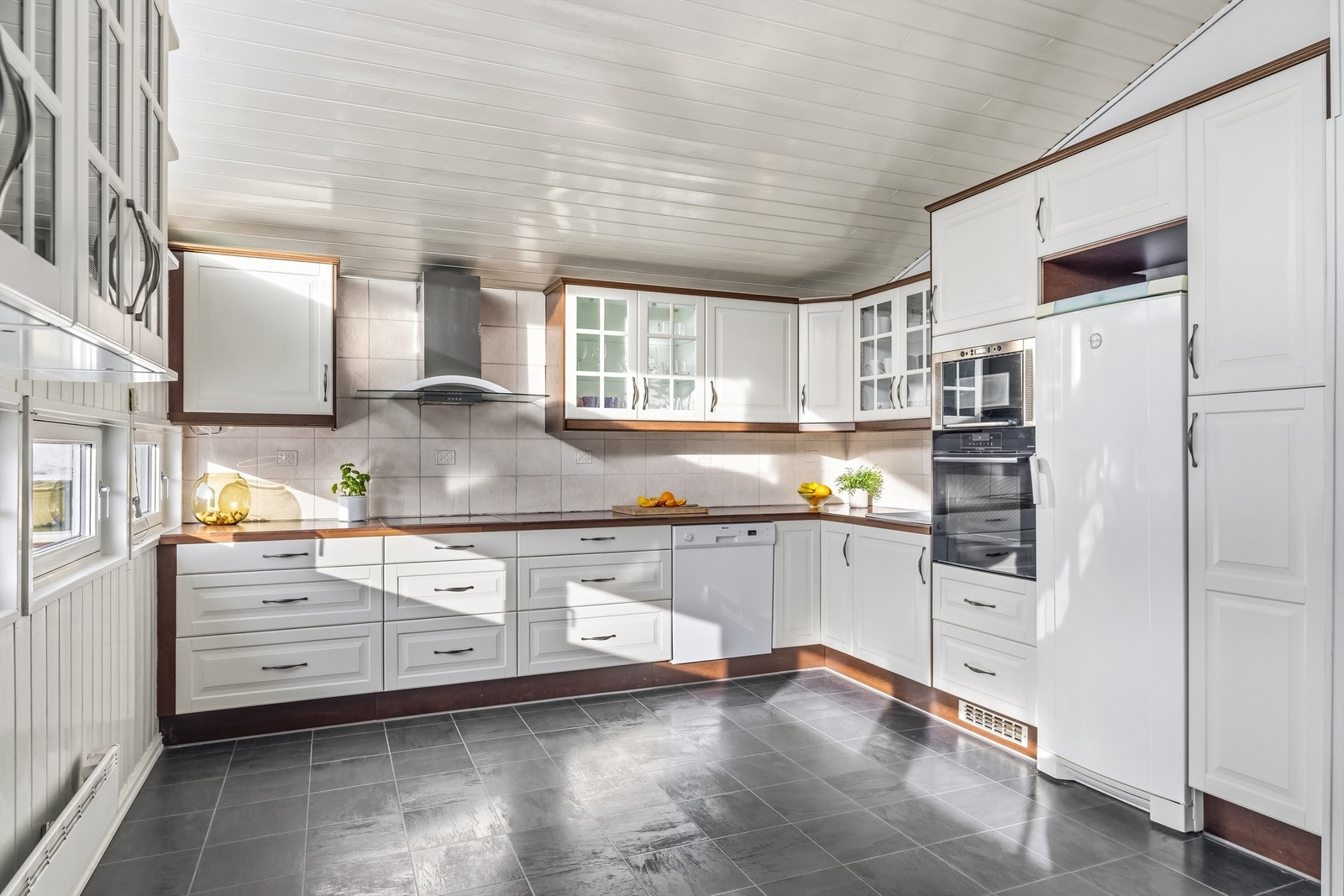 Kjøkkeninnredningen har profilerte fronter og rikelig med skap- og benkeplass. Galleribilde