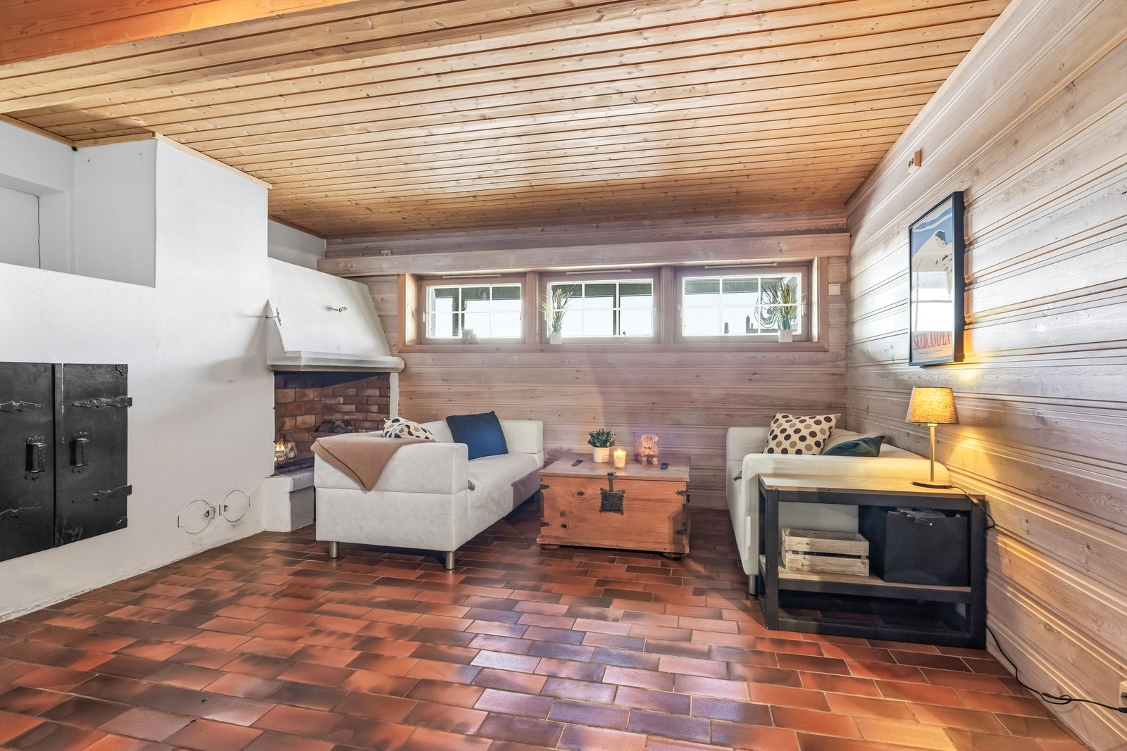 I underetasjen er det innredet med en stor kjellerstue med peis - det gjøres oppmerksom på at rommet ikke er omsøkt eller godkjent til varig opphold Galleribilde