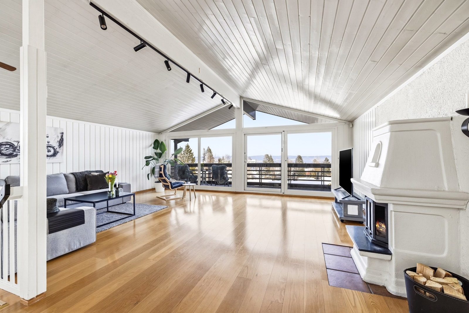 Den gode takhøyden og de store vinduene gir en flott romfølelse. Galleribilde