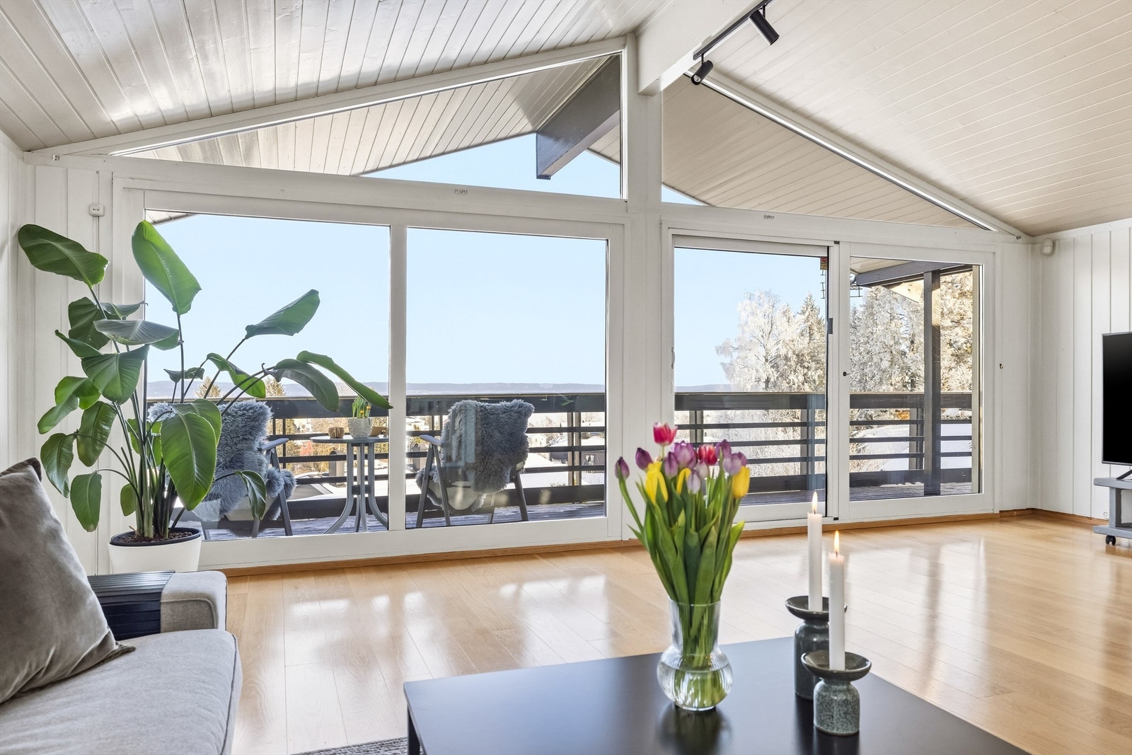 Vinduene rammer inn det vakre landskapet utenfor. Galleribilde