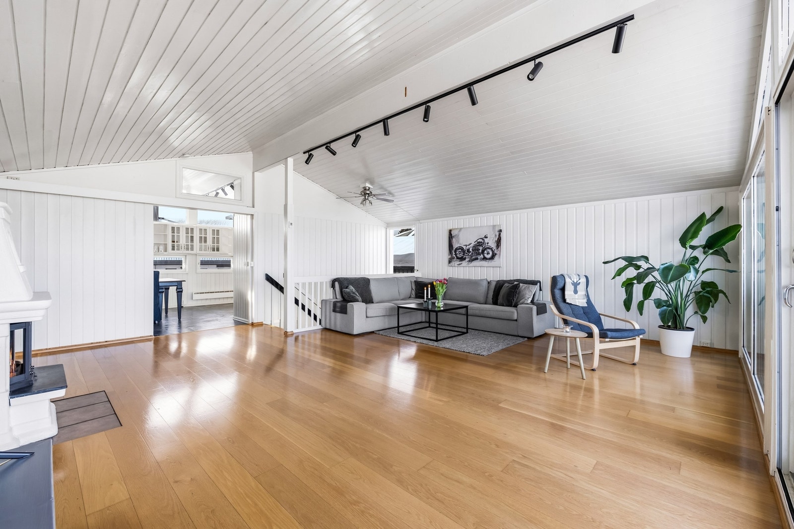 Fra stuen er det direkte utgang til en stor, overbygget balkong. Galleribilde