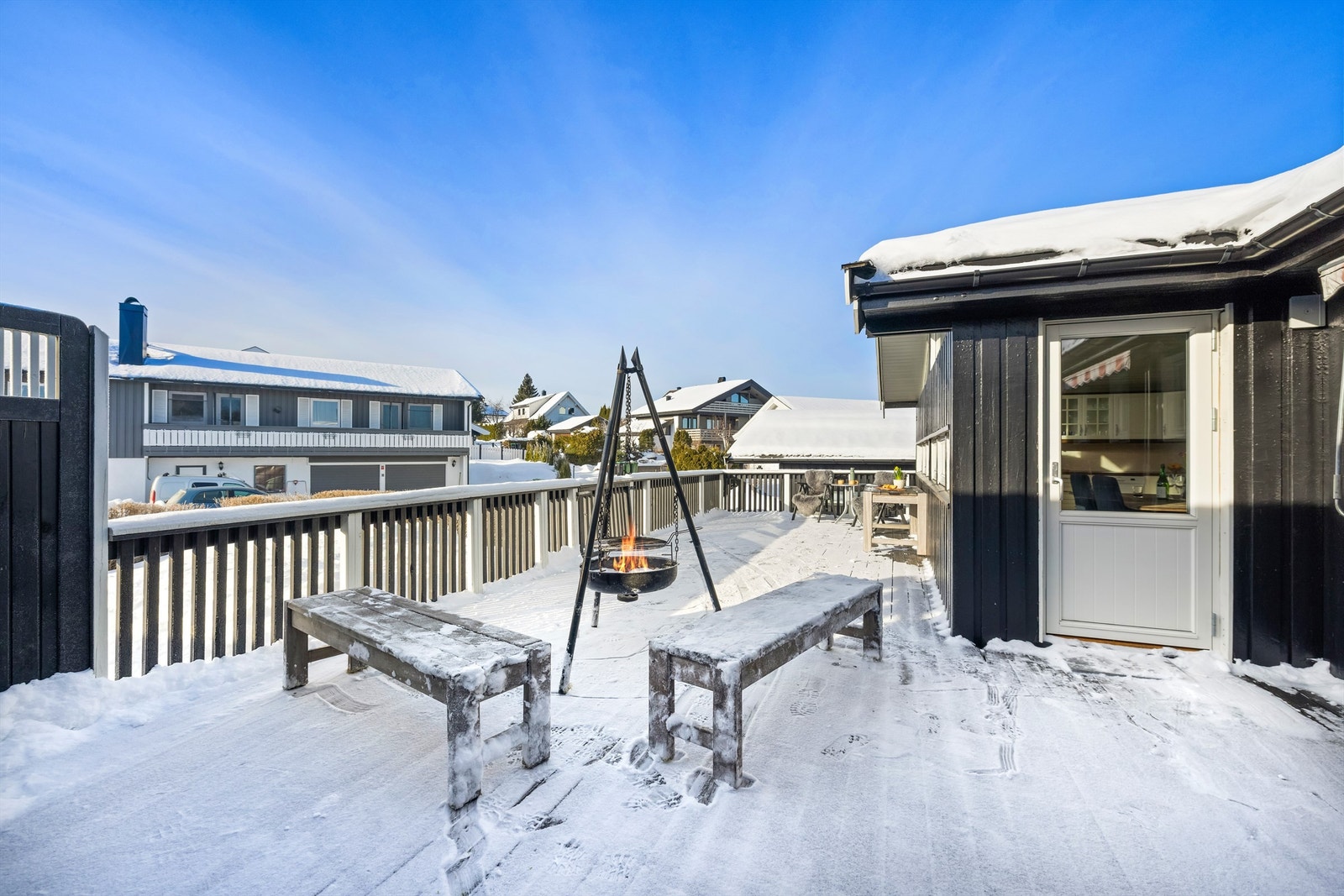 Bålpanne og sittebenker skaper en hyggelig ramme for sosiale sammenkomster. Galleribilde