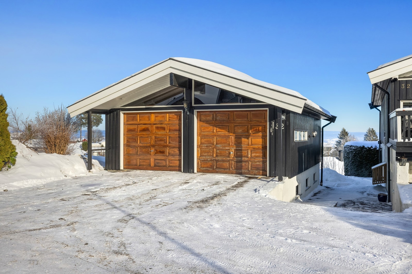 Den doble garasjen har en praktisk kjeller med rikelig lagringsplass. Galleribilde