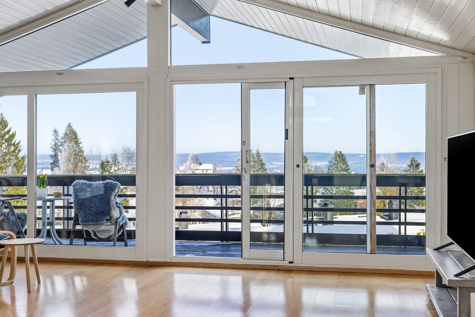 De store glassflatene slipper inn rikelig med naturlig lys. Galleribilde