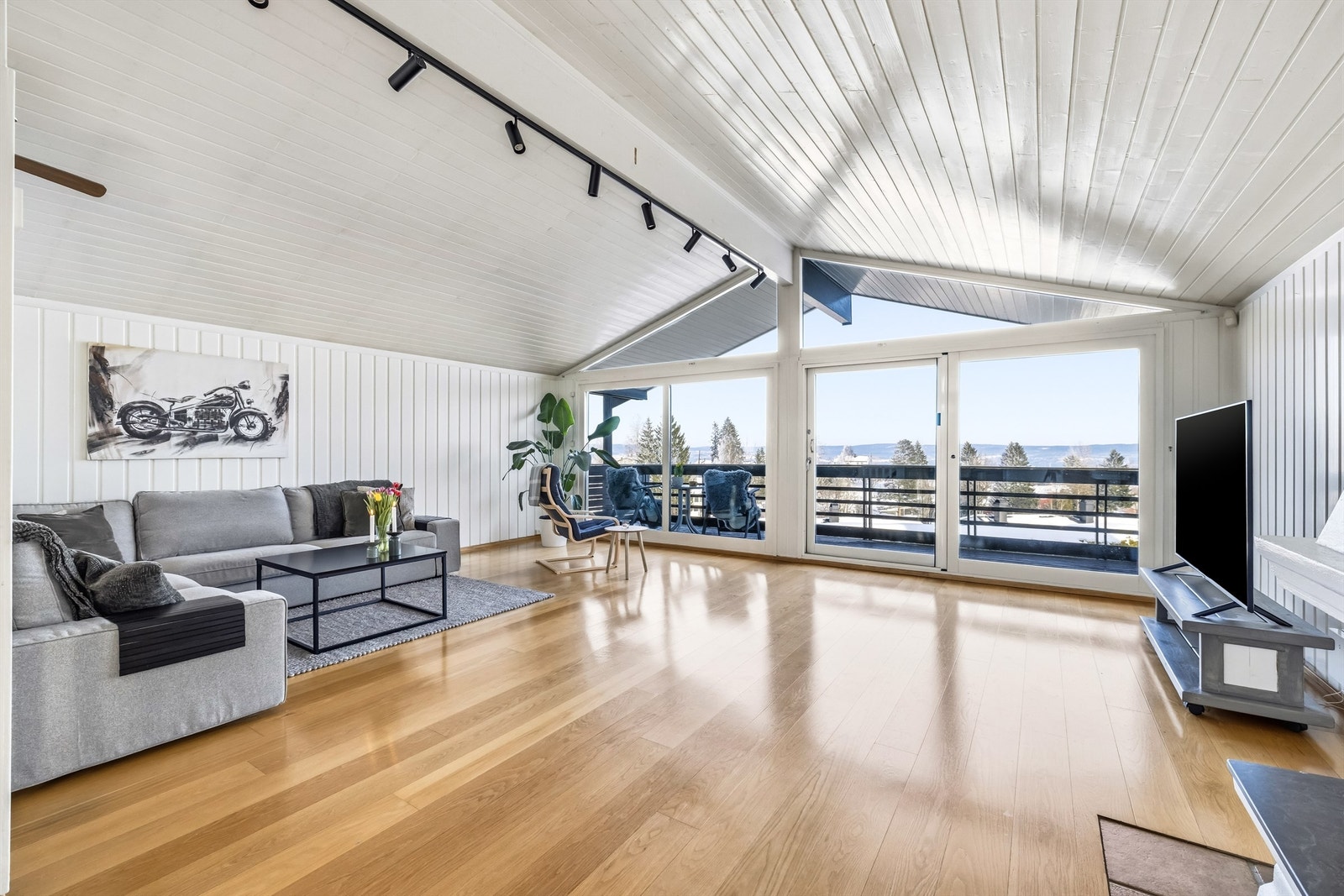 Stuen har en åpen og sosial planløsning med god plass til flere sittegrupper. Galleribilde