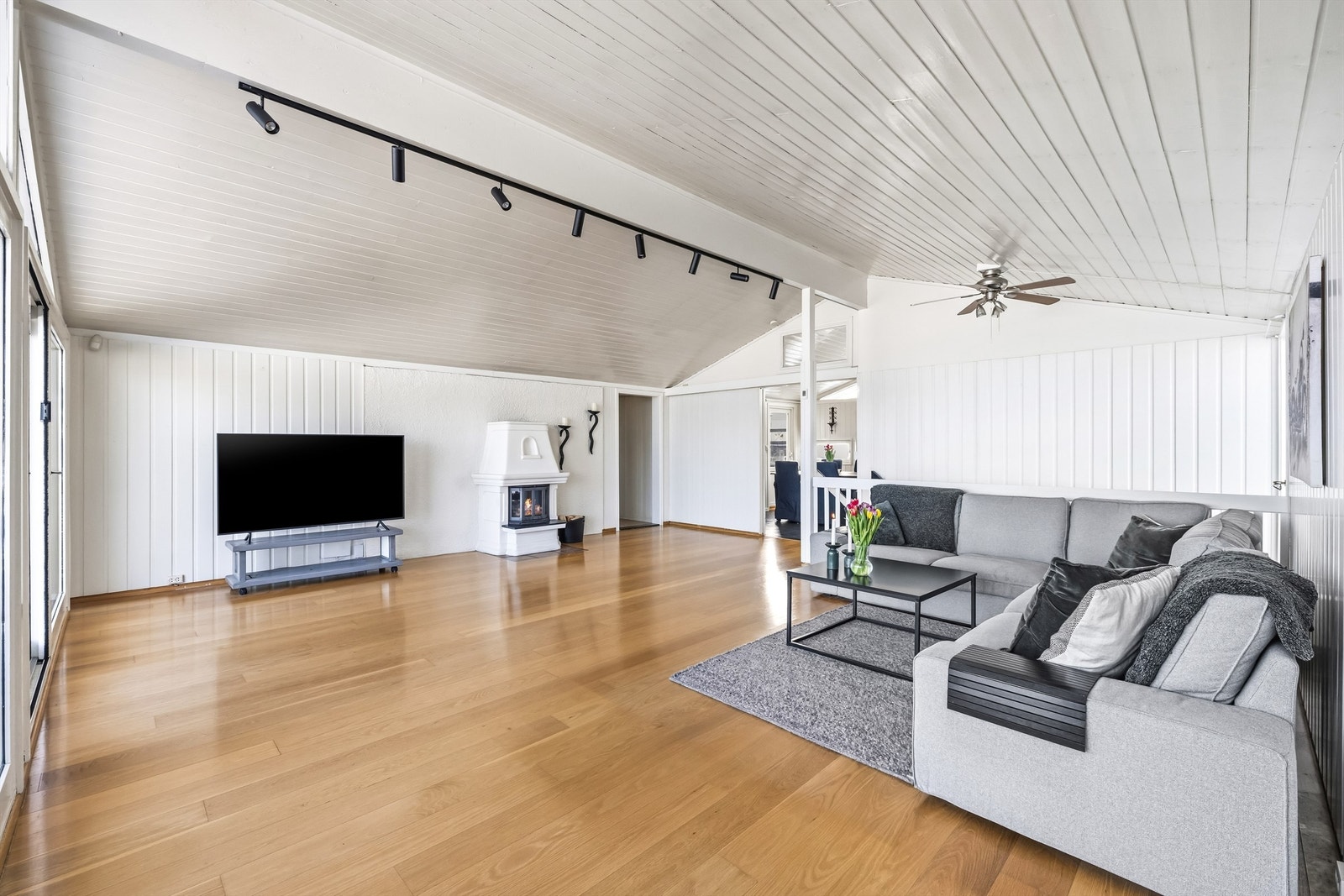 Rommet er lett å møblere og blir et naturlig samlingspunkt i boligen. Galleribilde