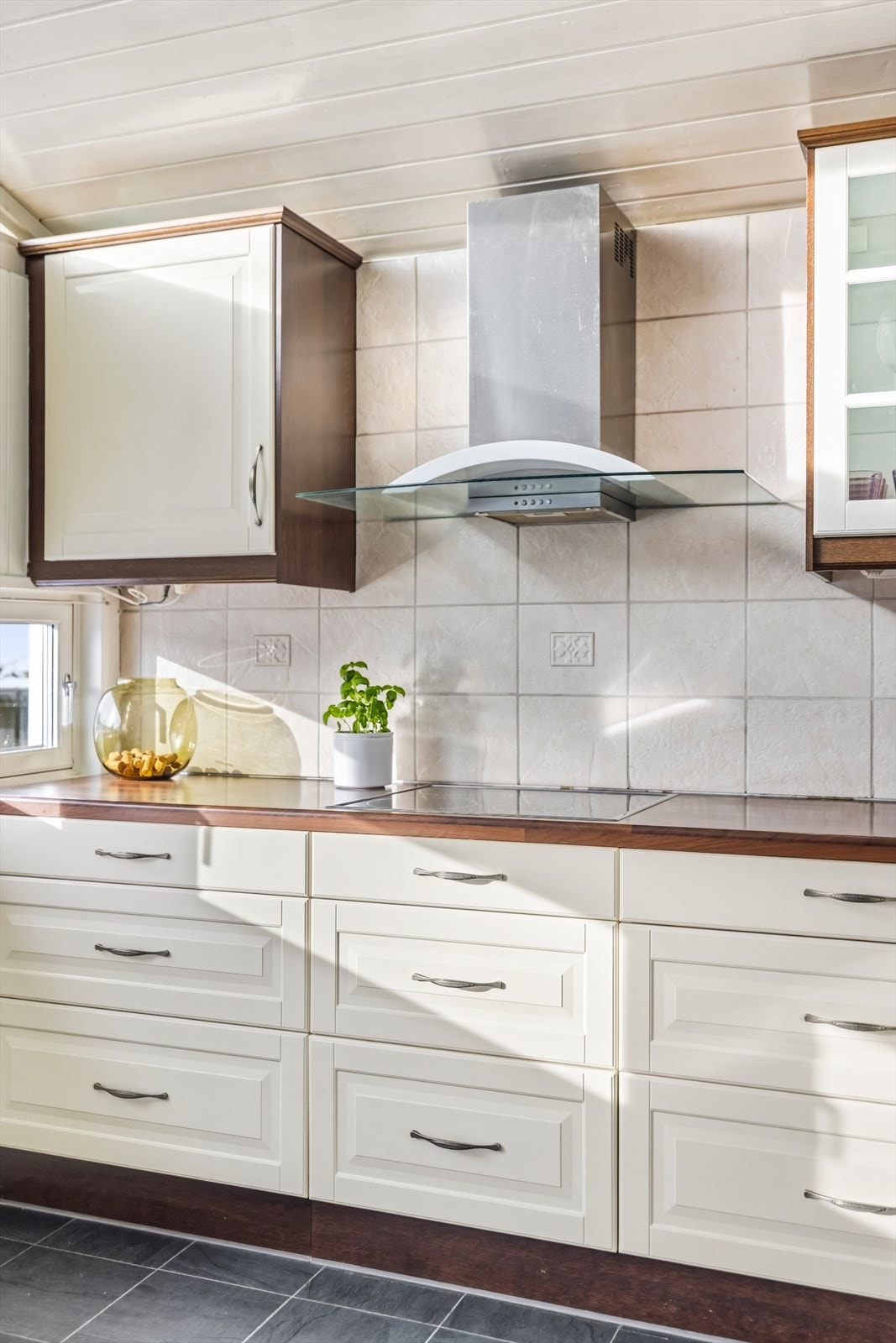 Kjøkkenet er utstyrt med keramisk platetopp og ventilator i stål. Galleribilde