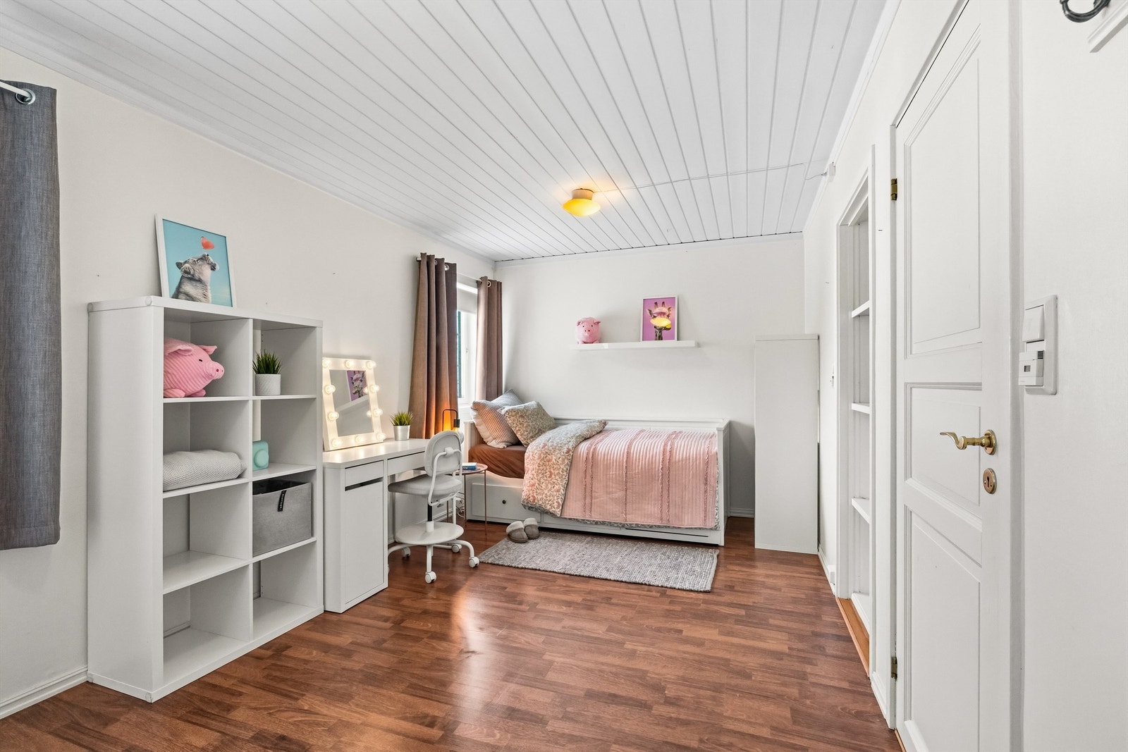 Romslig soverom i underetasjen med god plass til seng og garderobeløsning. Galleribilde