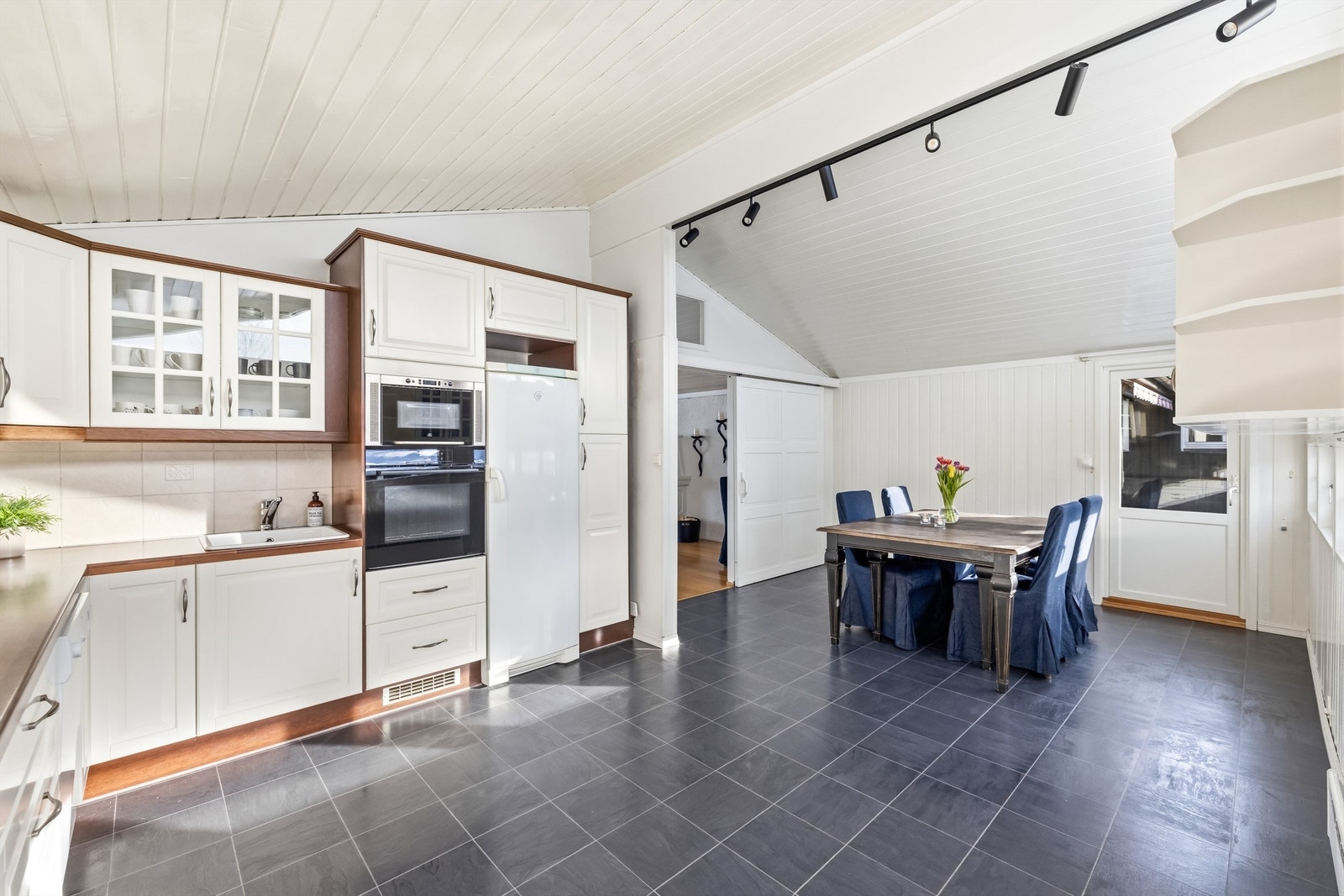 Kjøkkenet har en praktisk utforming med god arbeidsflyt. Galleribilde