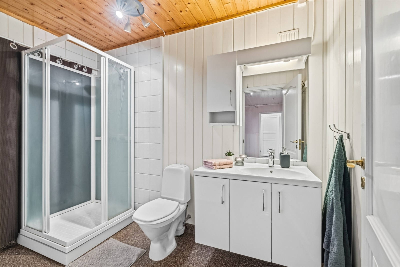 Praktisk bad i underetasjen med dusjkabinett, toalett og servantinnredning. Galleribilde