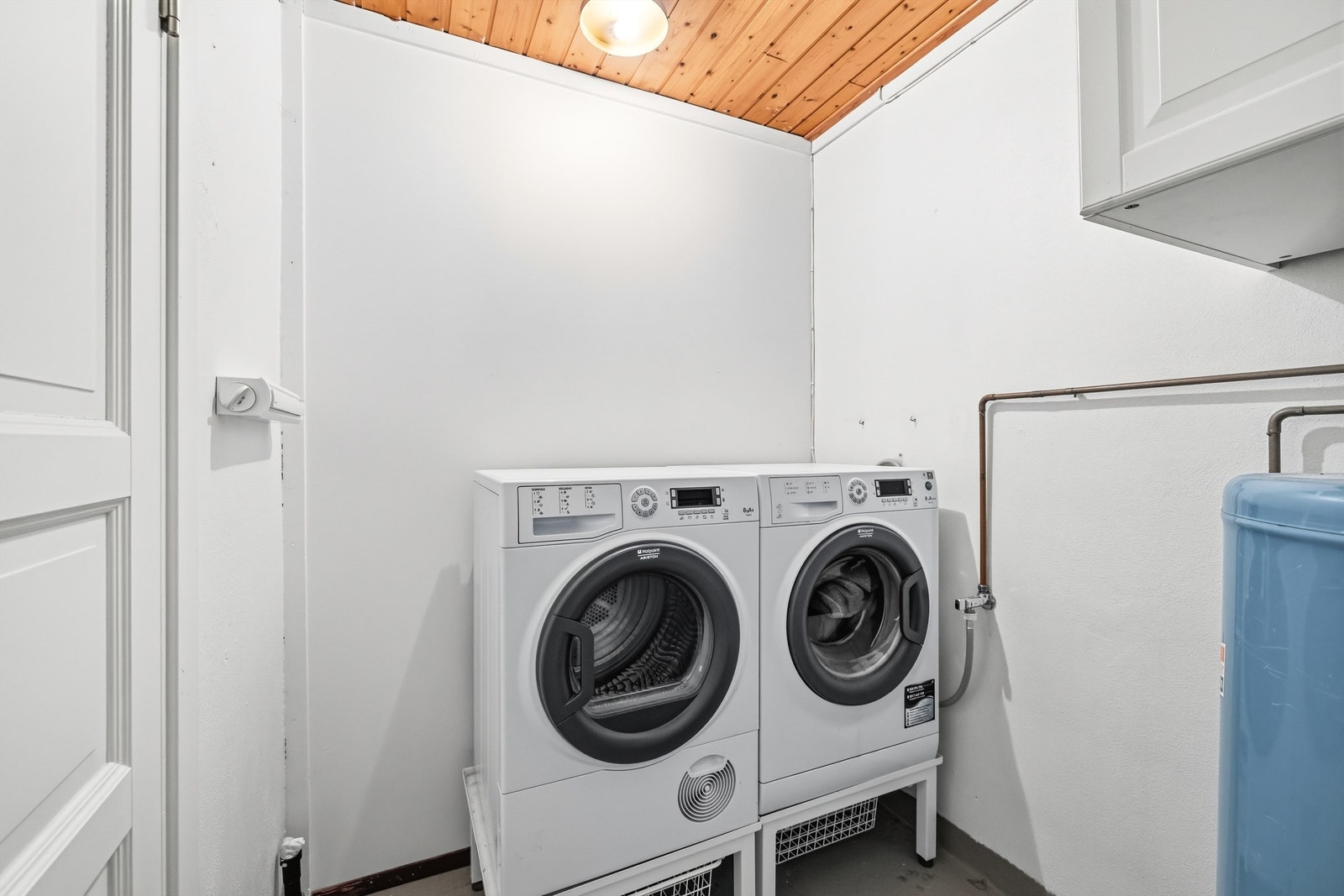 Separat vaskerom med opplegg for vaskemaskin og tørketrommel. Galleribilde