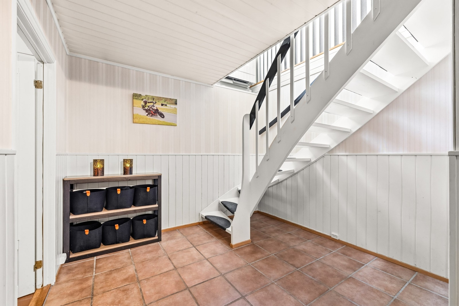 Fra entreen kommer du inn i en romslig hall med trapp opp til hovedetasjen. Galleribilde