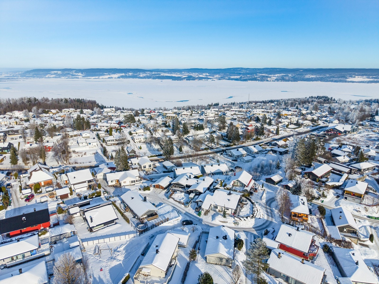 Fra eiendommen er det flott utsikt over nærområdet og ned mot Øyeren. Galleribilde