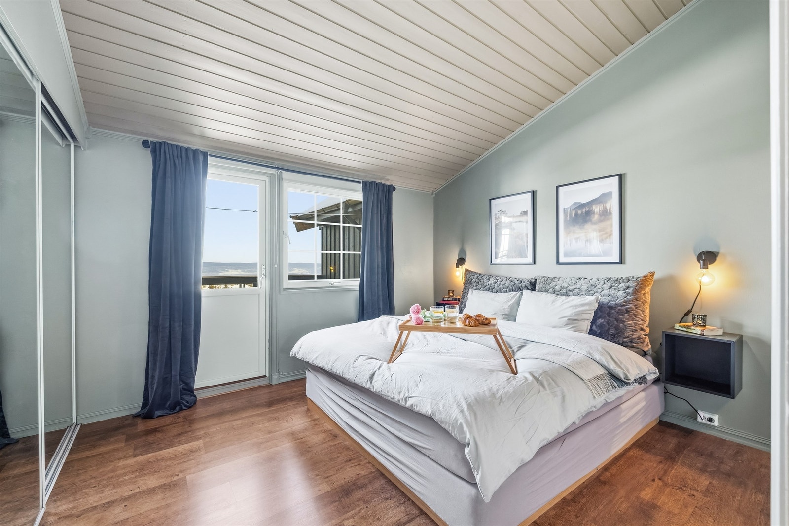 Hovedsoverommet er oppusset og har utgang til en egen luftebalkong. Galleribilde