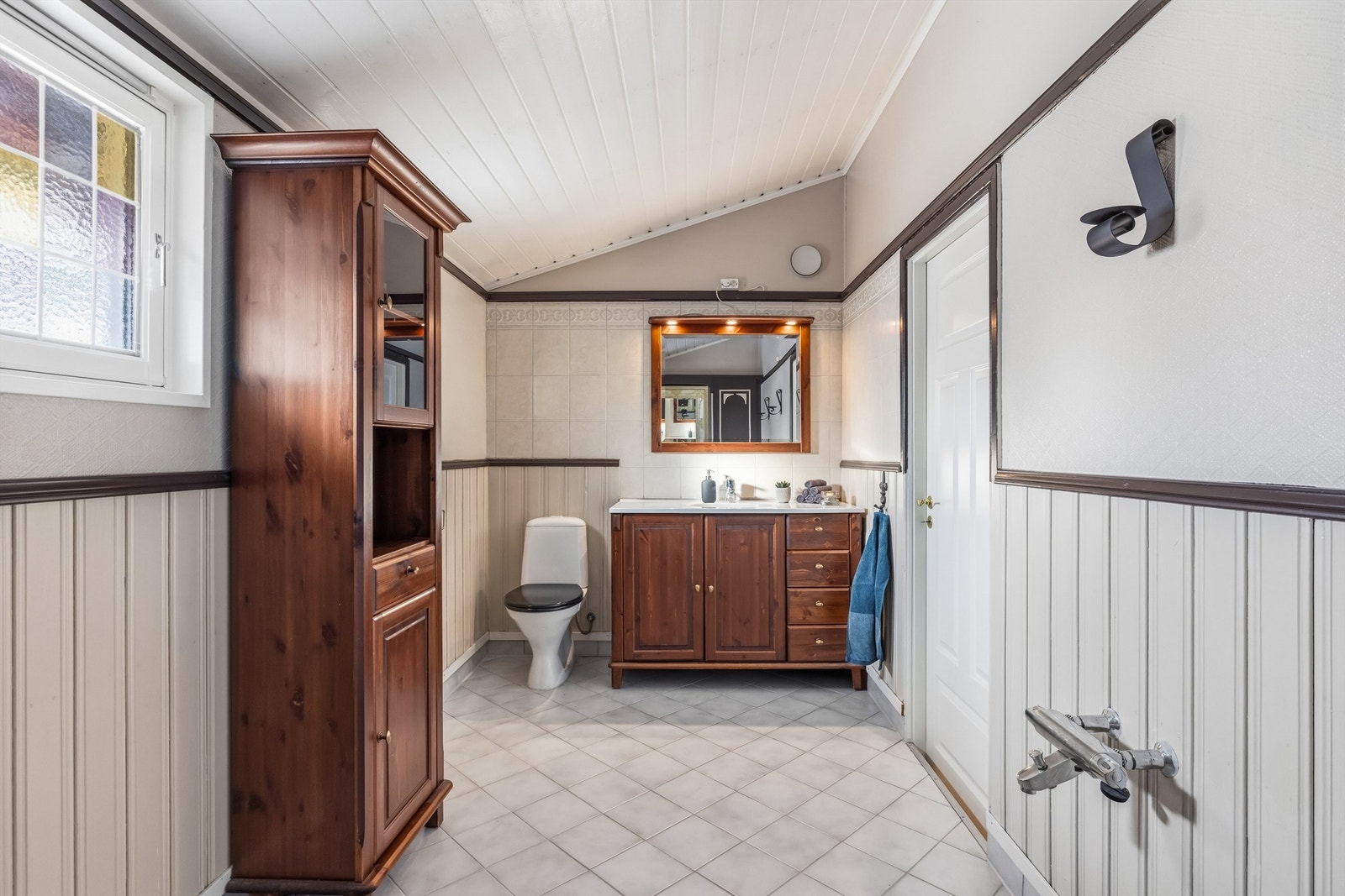 Hovedbadet er romslig og har varmekabler i gulvet for økt komfort. Galleribilde