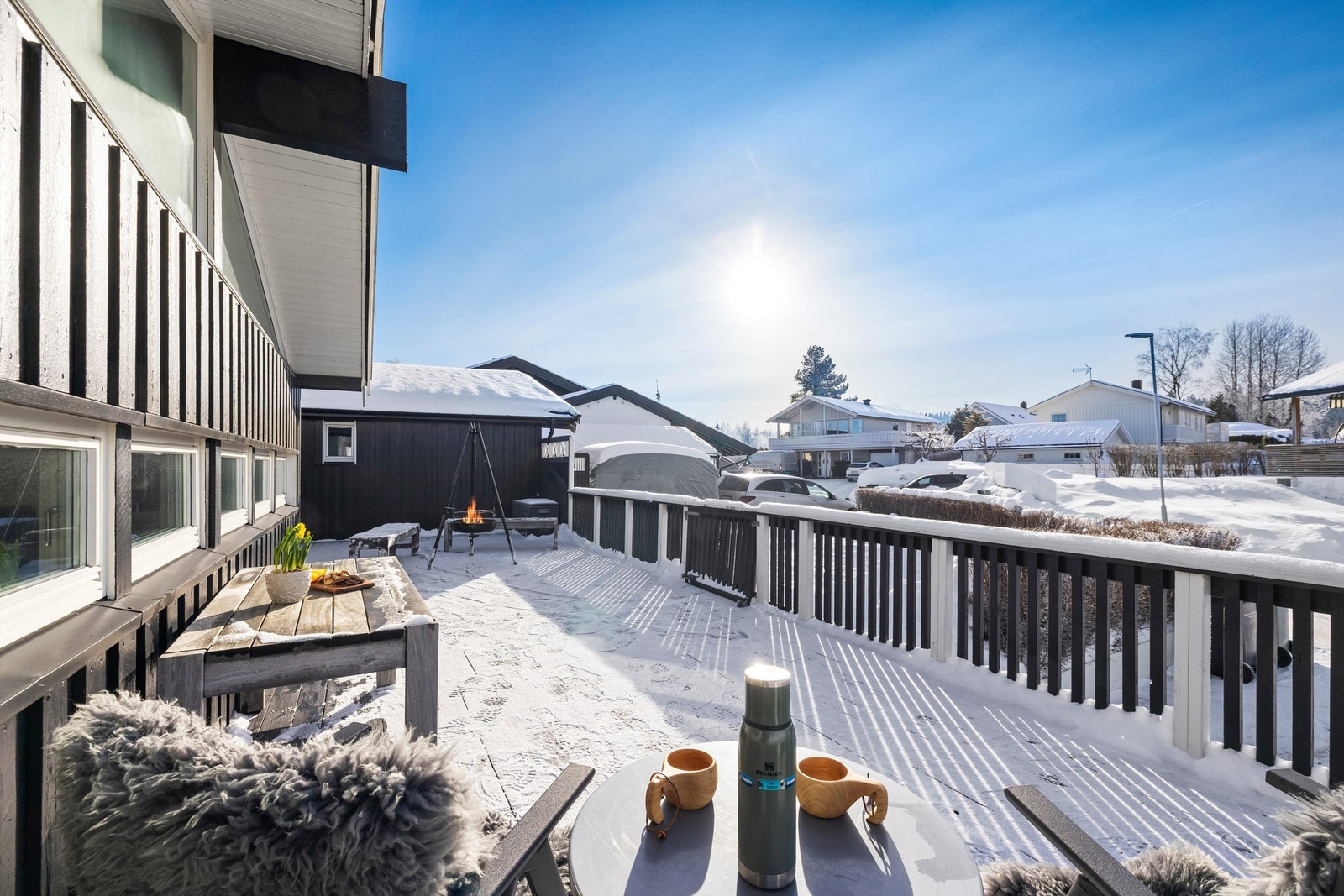 Her er det god plass til både spisebord og loungegruppe. Galleribilde