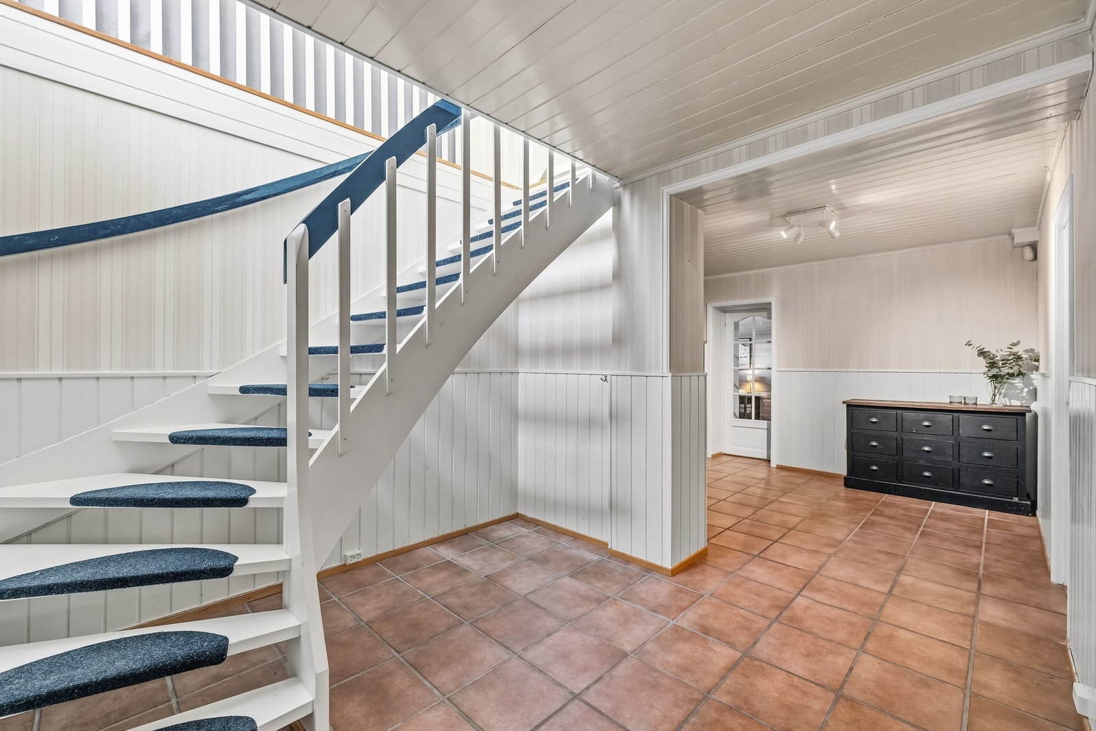 Hallen har flislagt gulv og god plass til oppbevaringsmøbler. Galleribilde