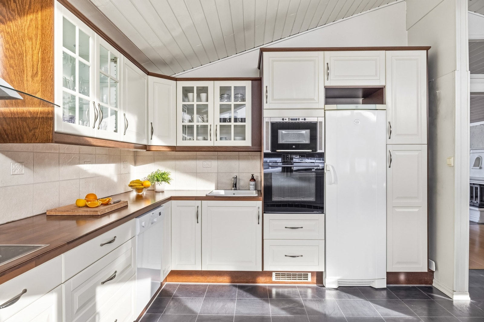 Innredningen inkluderer integrert stekeovn og mikrobølgeovn. Galleribilde