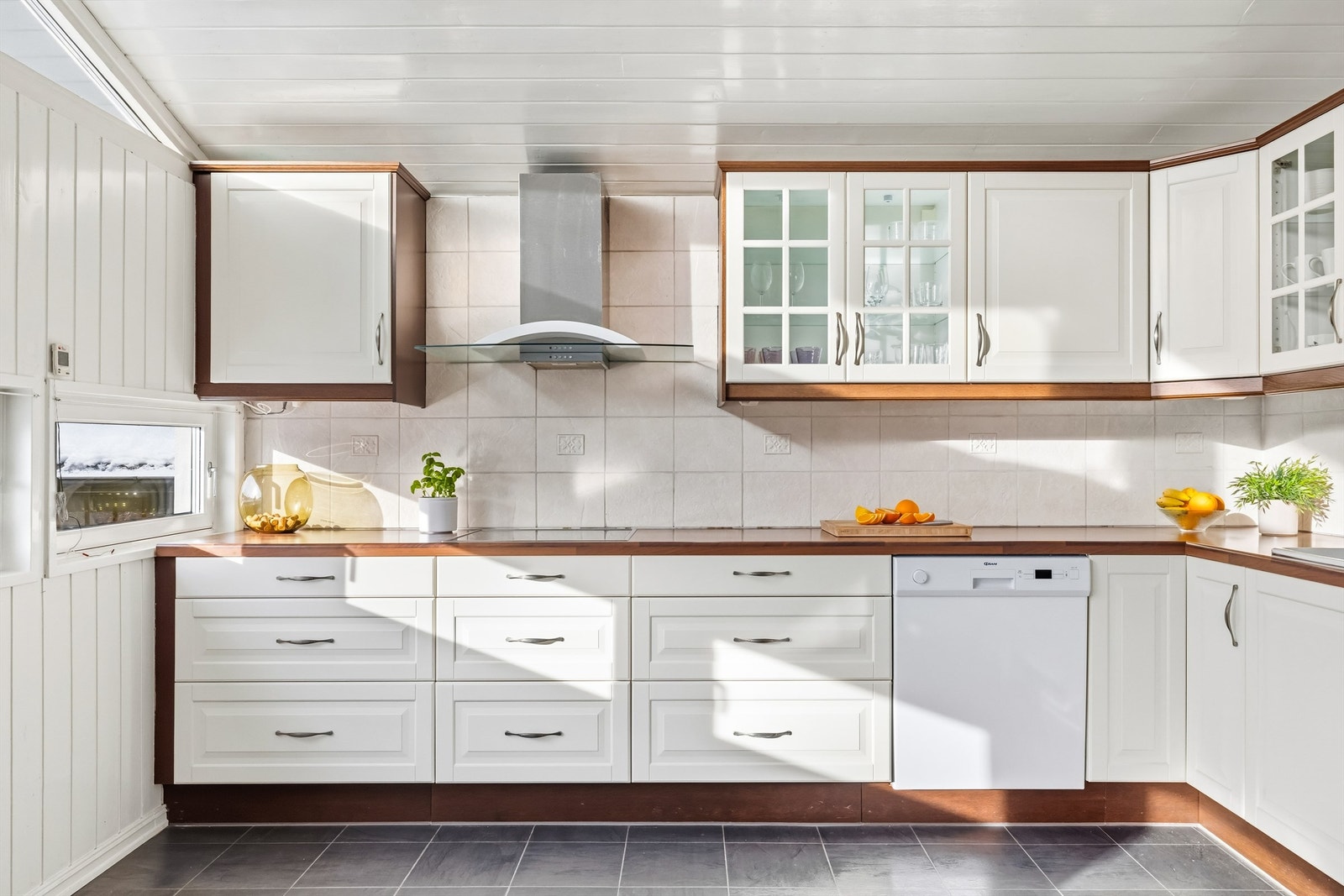 Godt med benkeplass gjør matlagingen enkel og effektiv. Galleribilde