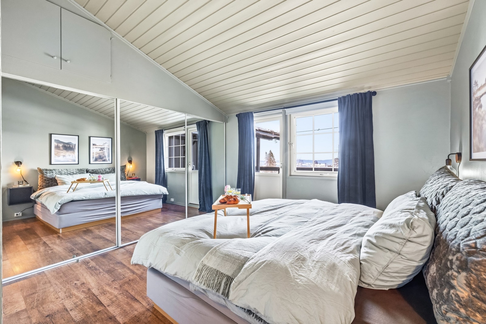 En stor skyvedørsgarderobe med speilfronter gir rikelig med oppbevaringsplass. Galleribilde