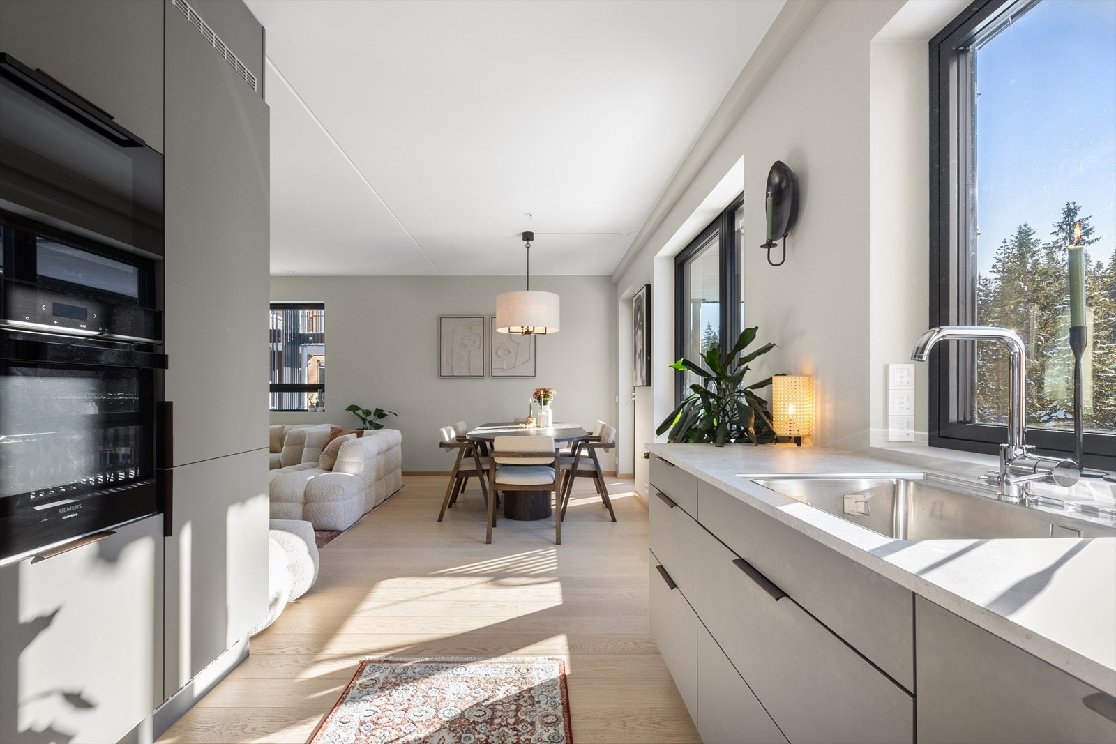 Den åpne planløsningen binder stue, spiseplass og kjøkken sømløst sammen. Galleribilde