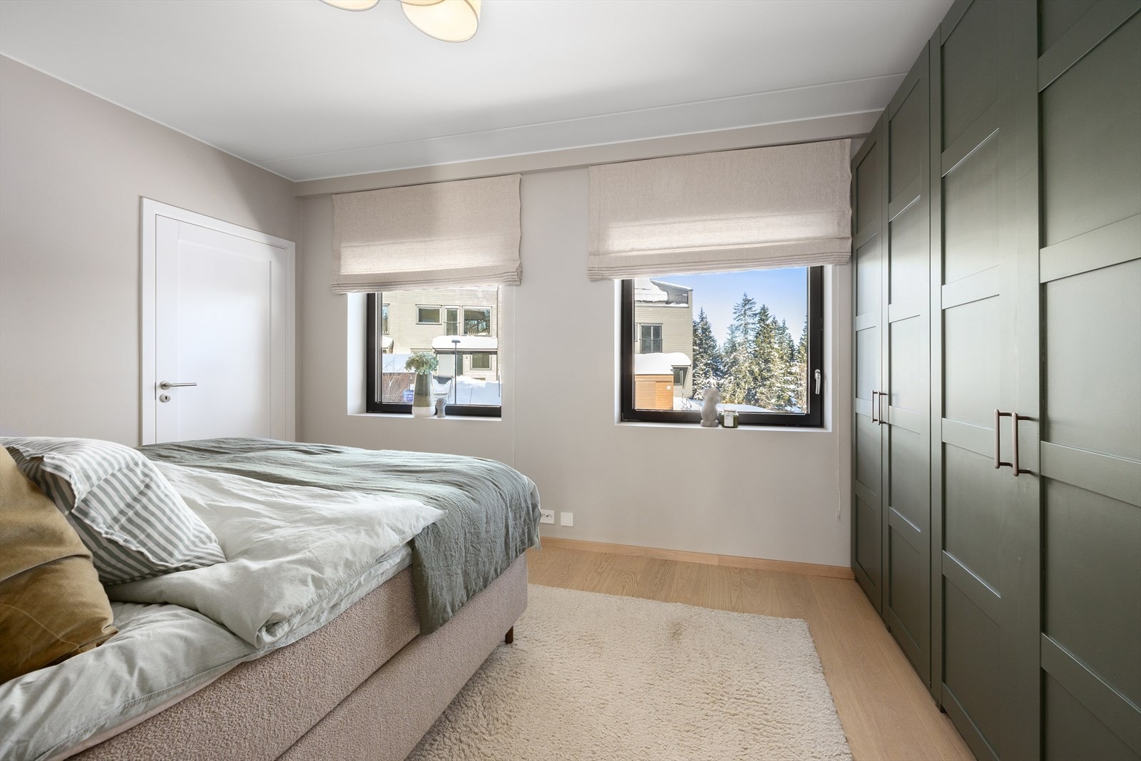 Hovedsoverommet har romslig garderobe langs den ene veggen. Galleribilde