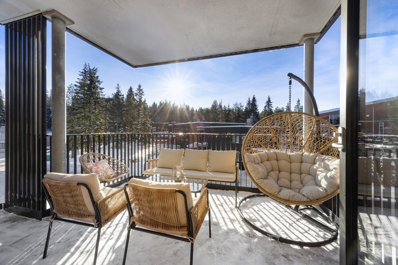 Balkongen på ca 13 kvm er overbygget og har en særdeles fin intern beliggenhet. Galleribilde