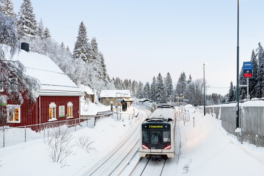 T-bane fra Voksenkollen stasjon, som ligger ca 300 meter fra eiendommen. Galleribilde