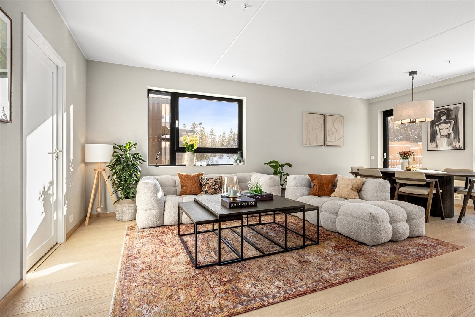 De store vindusflatene slipper inn rikelig med dagslys og åpner opp mot naturen utenfor. Galleribilde