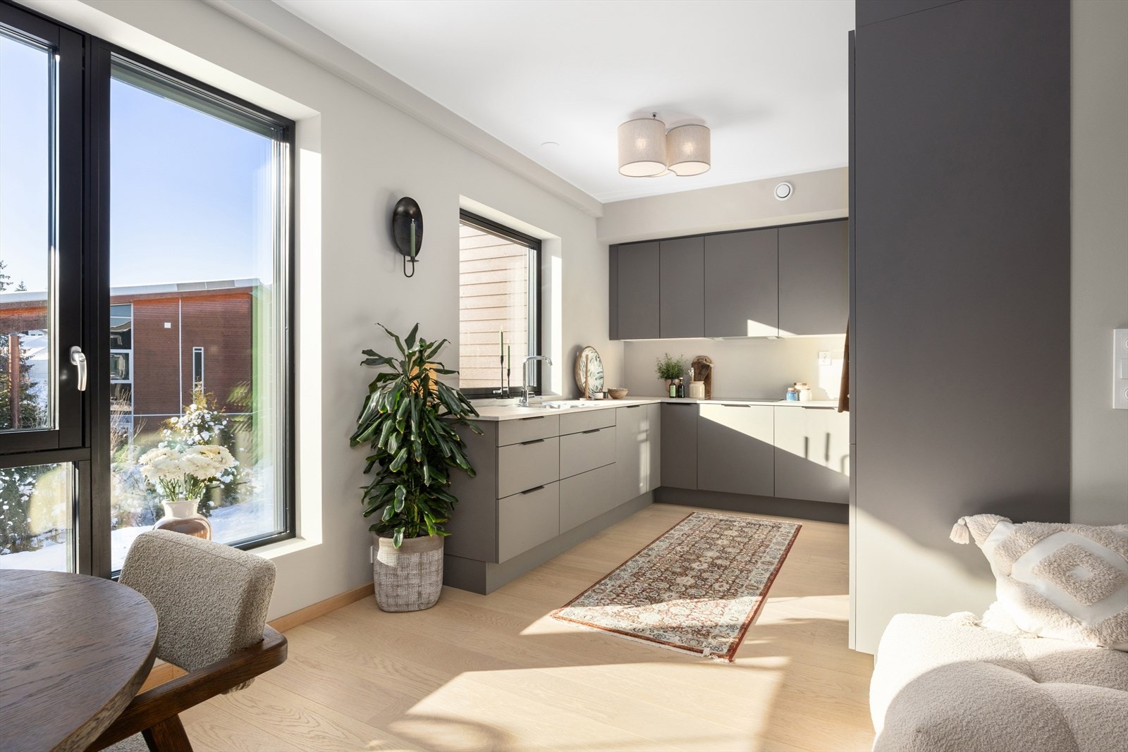 Kjøkkenet er fra HTH, kombinerer moderne design med materialer og funksjonalitet og gir et stramt, stilrent preg. Galleribilde