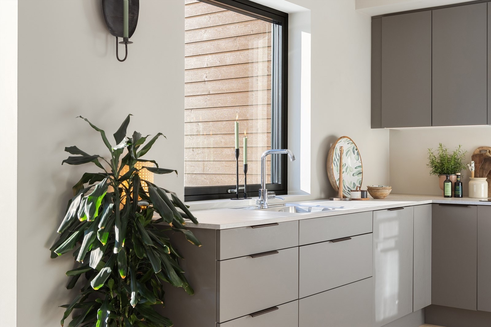 De romslige vindusflatene slipper inn rikelig med dagslys og åpner opp mot naturen utenfor. Galleribilde