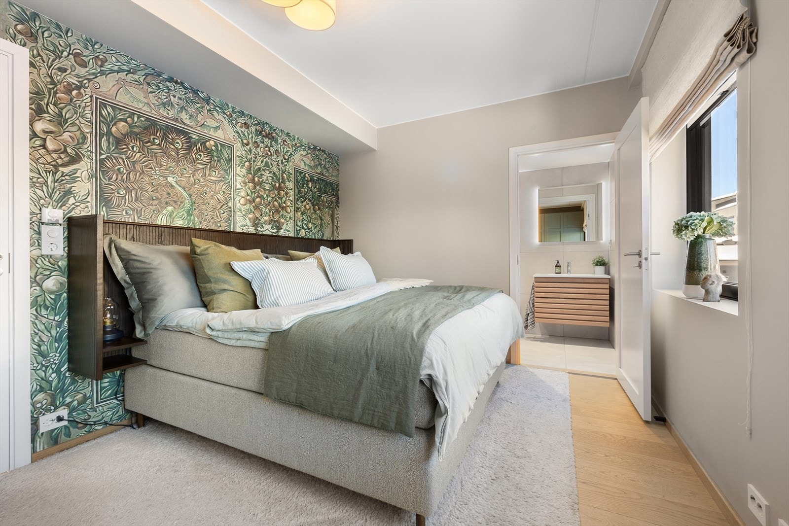 Elegant hovedsoverom som ligger i suite løsning med eget dusjbad. Galleribilde