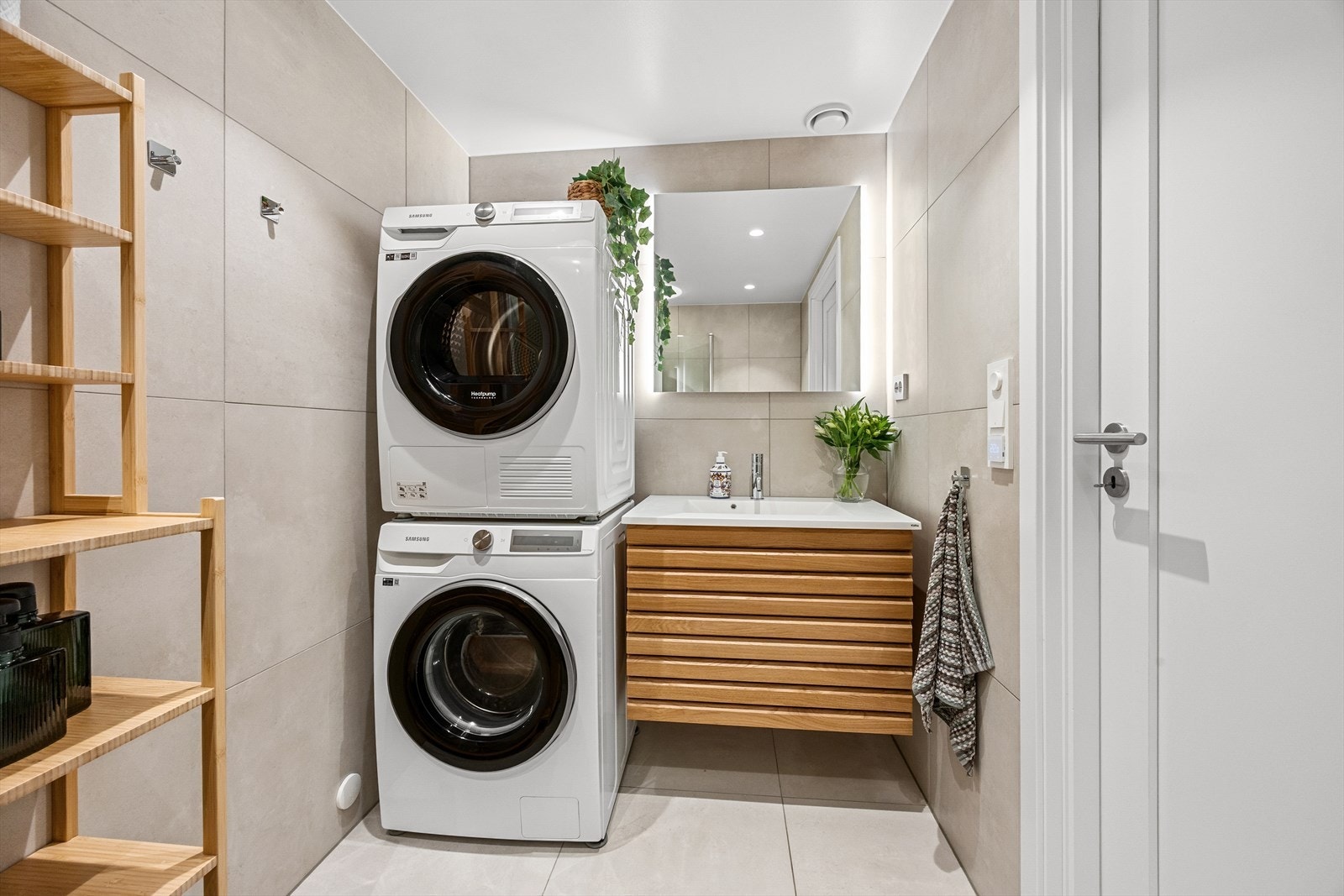 Baderomsinnredningen bestående av benkeskap med profilerte fronter. Galleribilde