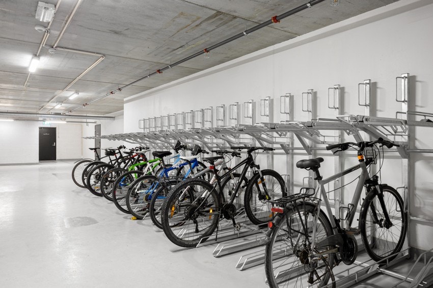 En felles kombinert sykkel -og smørebod er praktisk plassert i parkeringskjelleren under blokken og er til bruk for alle beboerne på Vitigrend. Galleribilde