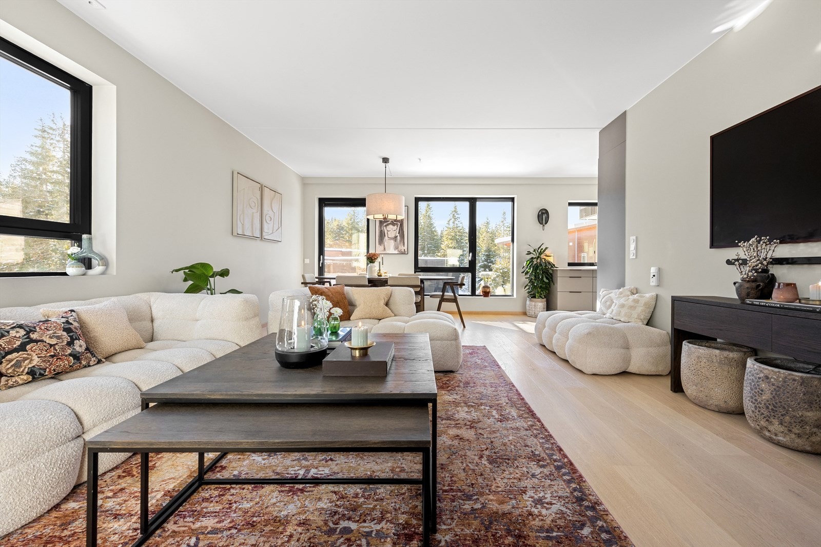 Stuen er romslig , med store vindusflater mot sydøst og sydvest. Lekker enstavseikeparkett med vannbåren varme. God plass for både spiseplass og romslig sofakrok. Galleribilde