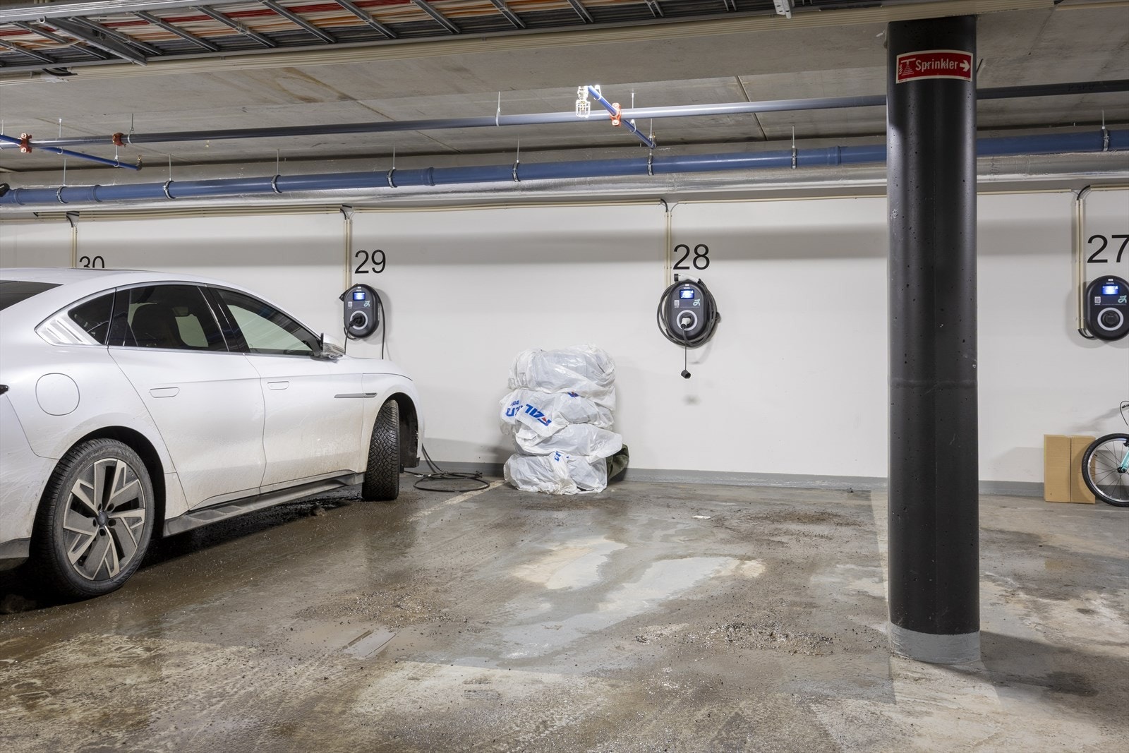 Det medfølger egen garasjeplass med elbillader i felles lukket garasjeannlegg under blokken (plass nr 28). Galleribilde