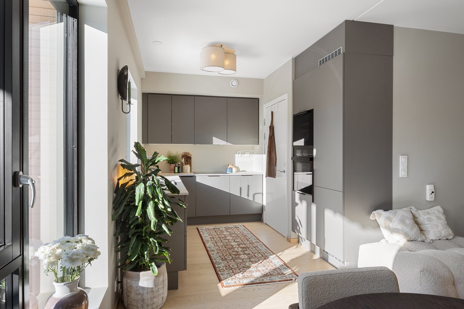 Innenfor kjøkkenet finner du teknisk rom/bod. Galleribilde