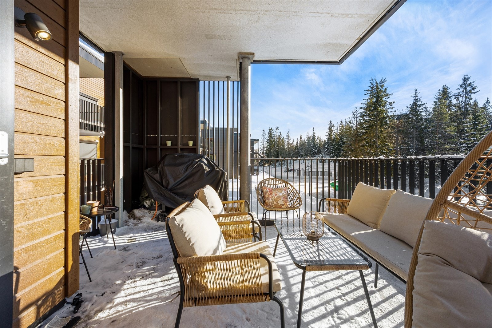 Nydelig solrik overbygget balkong på ca 13 kvm med utsyn over fellesområder og mot marka. Galleribilde