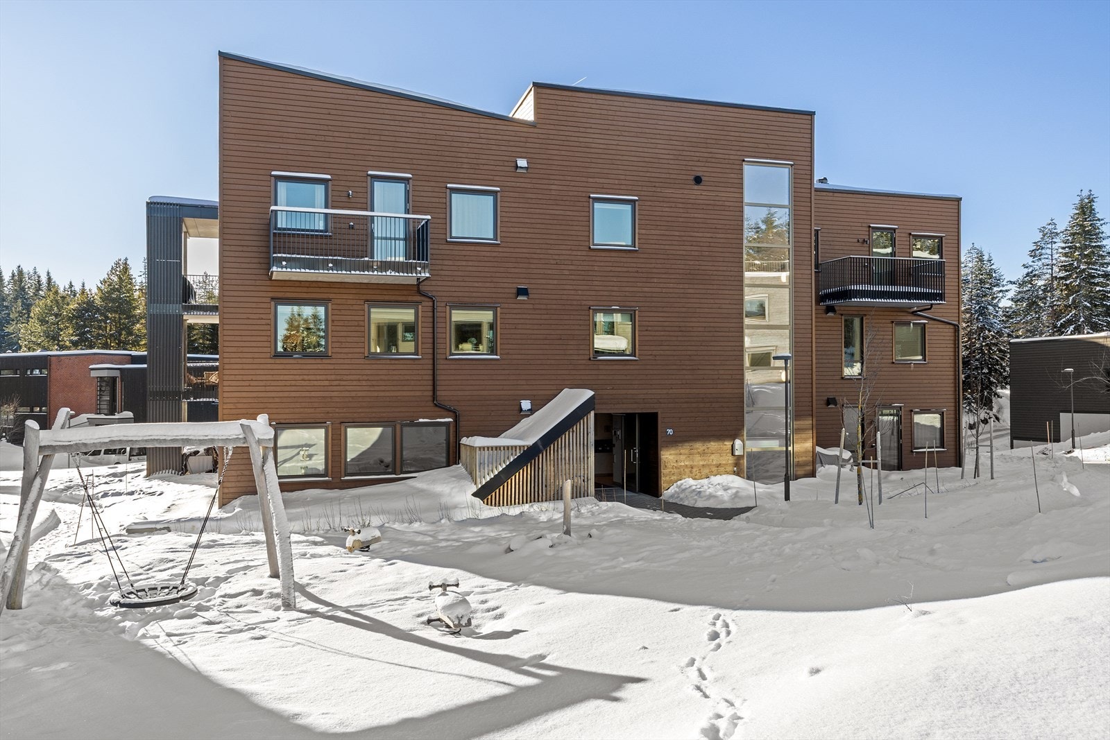 Fasade fra inngangsiden. Rett på utsiden av sameiet finner du Norlandia Voksentoppen ski- og friluftsbarnehage. Galleribilde