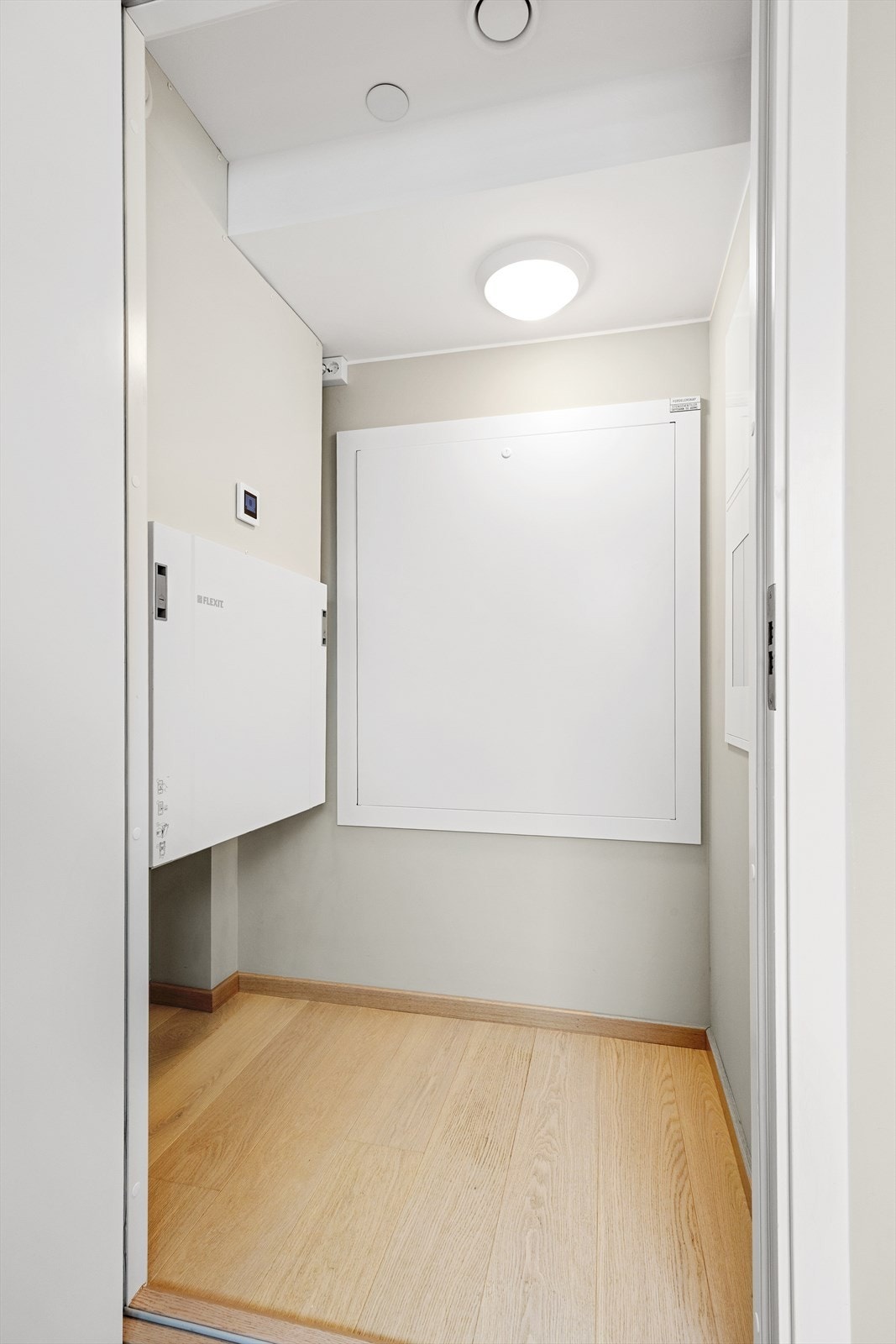 Teknisk rom innenfor kjøkkenet med plass for noe oppbevaring. Galleribilde