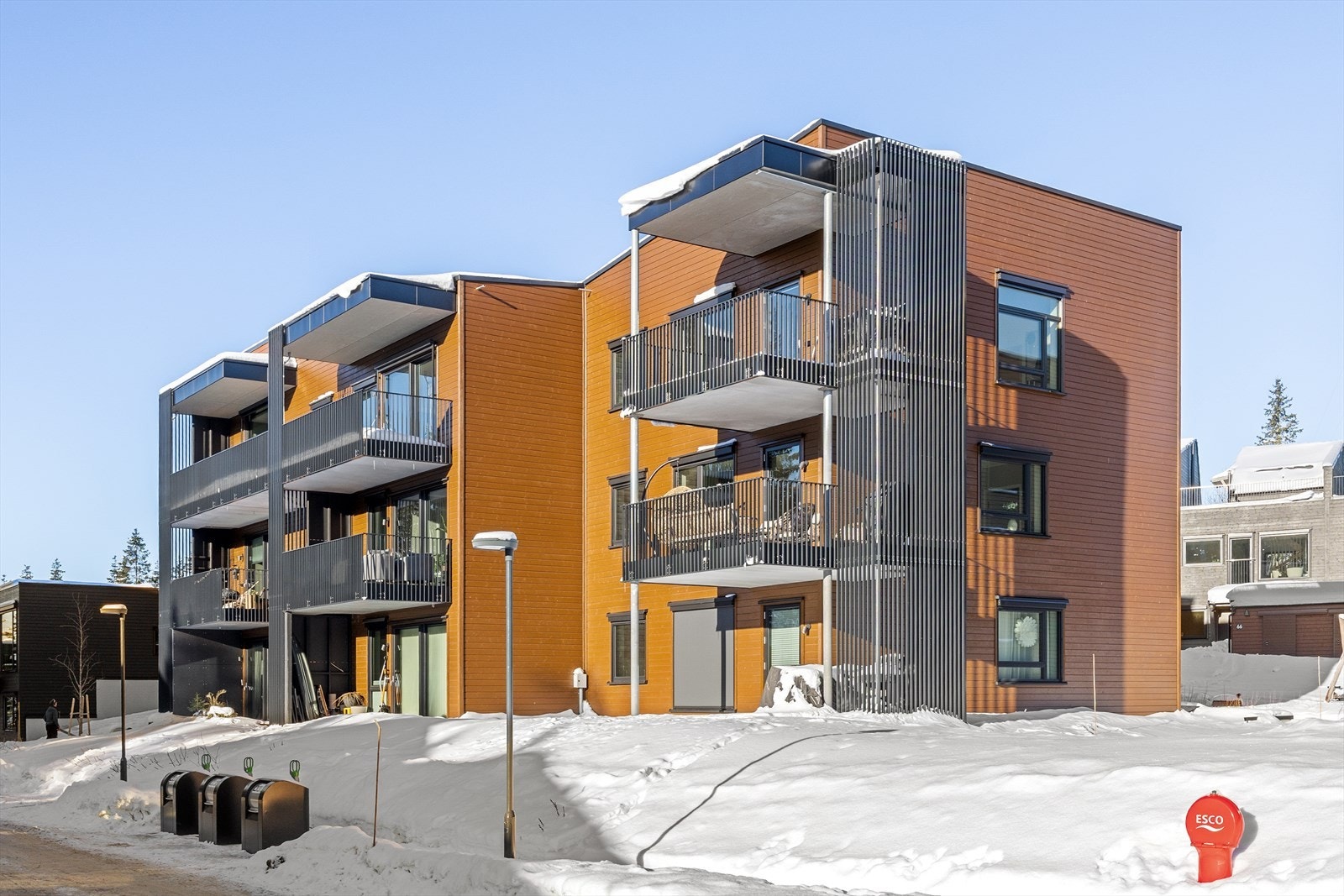 Leiligheten ligger i et attraktivt og naturskjønt område i Vitigrend på Voksenkollen. Området ligger helt inntil markagrensen, med mulighet for fantastiske naturopplevelser rett utenfor stuedøren, sommer som vinter. Perfekt for aktive familier. Galleribilde