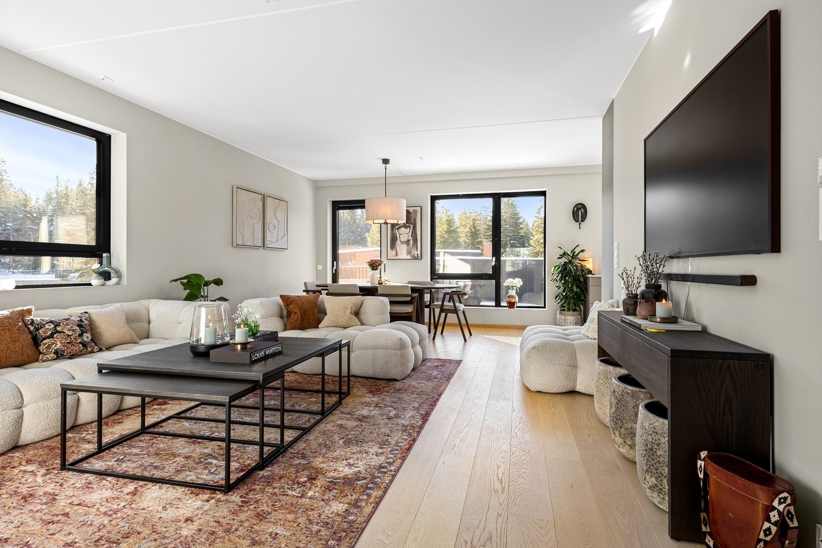 Velkommen til lekker 4-roms hjørneleilighet med særdeles fin intern beliggenhet. Presentert av Kristine Følkner, Eiendomsmegler1 Røa. Foto: Wlodek. Galleribilde