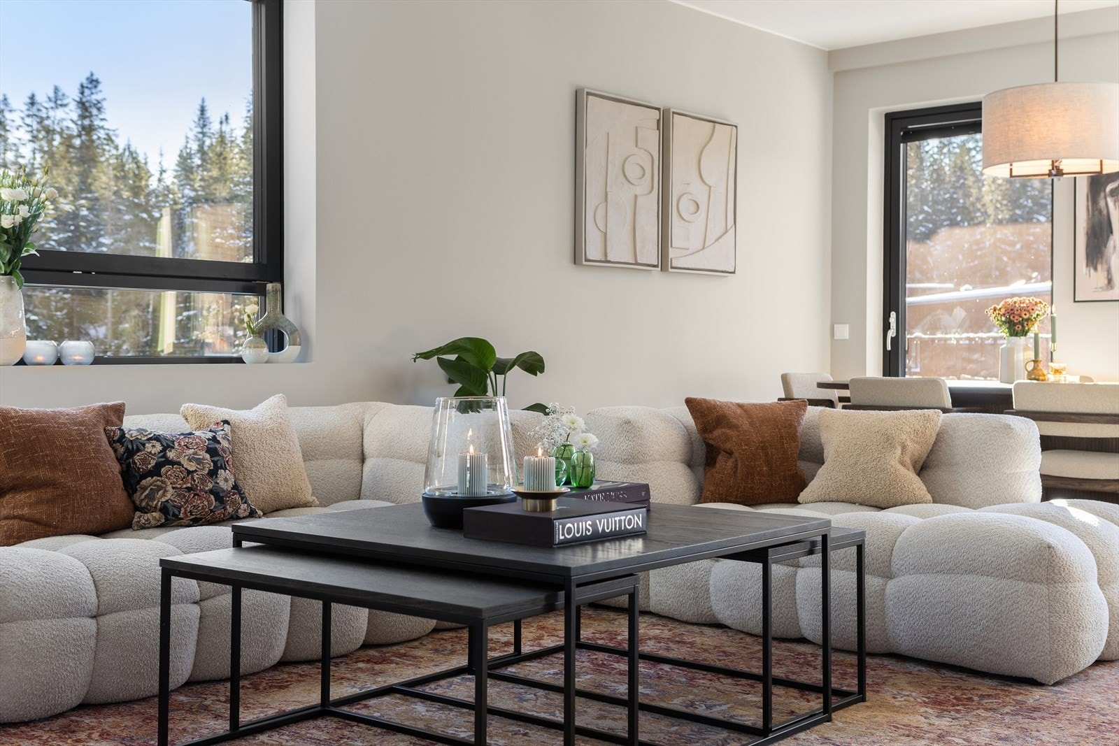 Stuen er et lyst og luftig oppholdsrom som kombinerer varme og moderne eleganse. Galleribilde