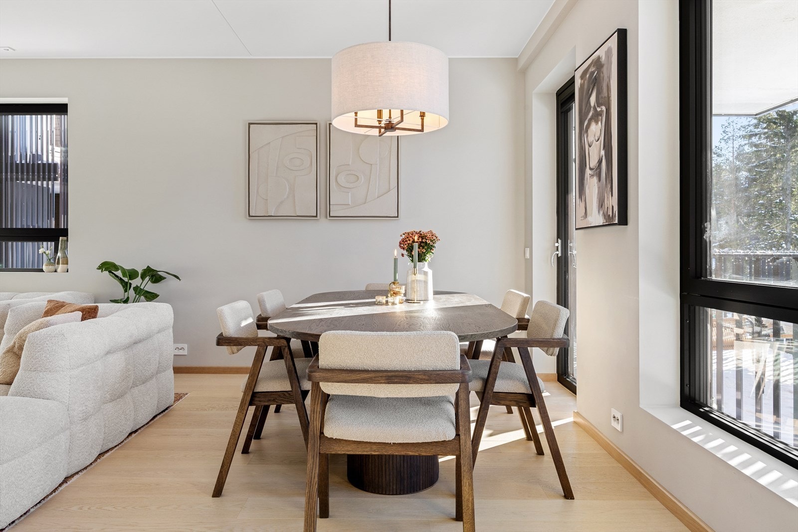 Spiseplassen, som ligger ved vinduene og utgangen til balkongen, fungerer som et naturlig og hyggelig samlingspunkt. Galleribilde