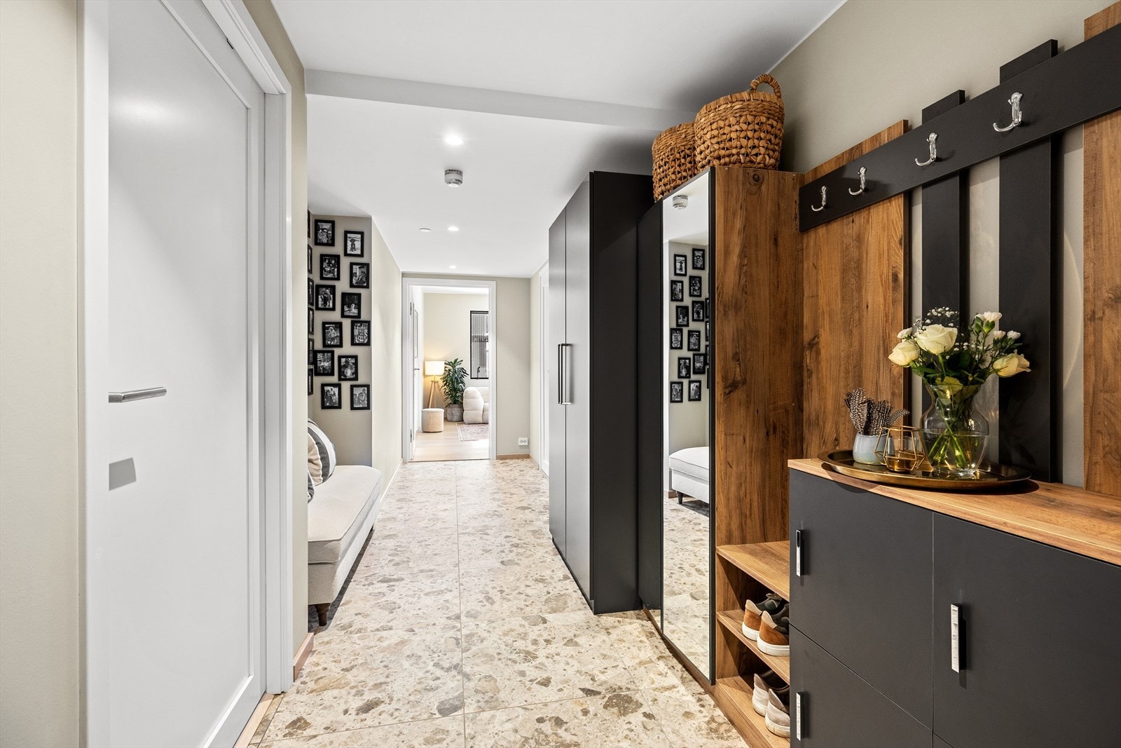 Det er heisadkomst direkte fra garasjeannlegget opp til leilighetsplan. Galleribilde