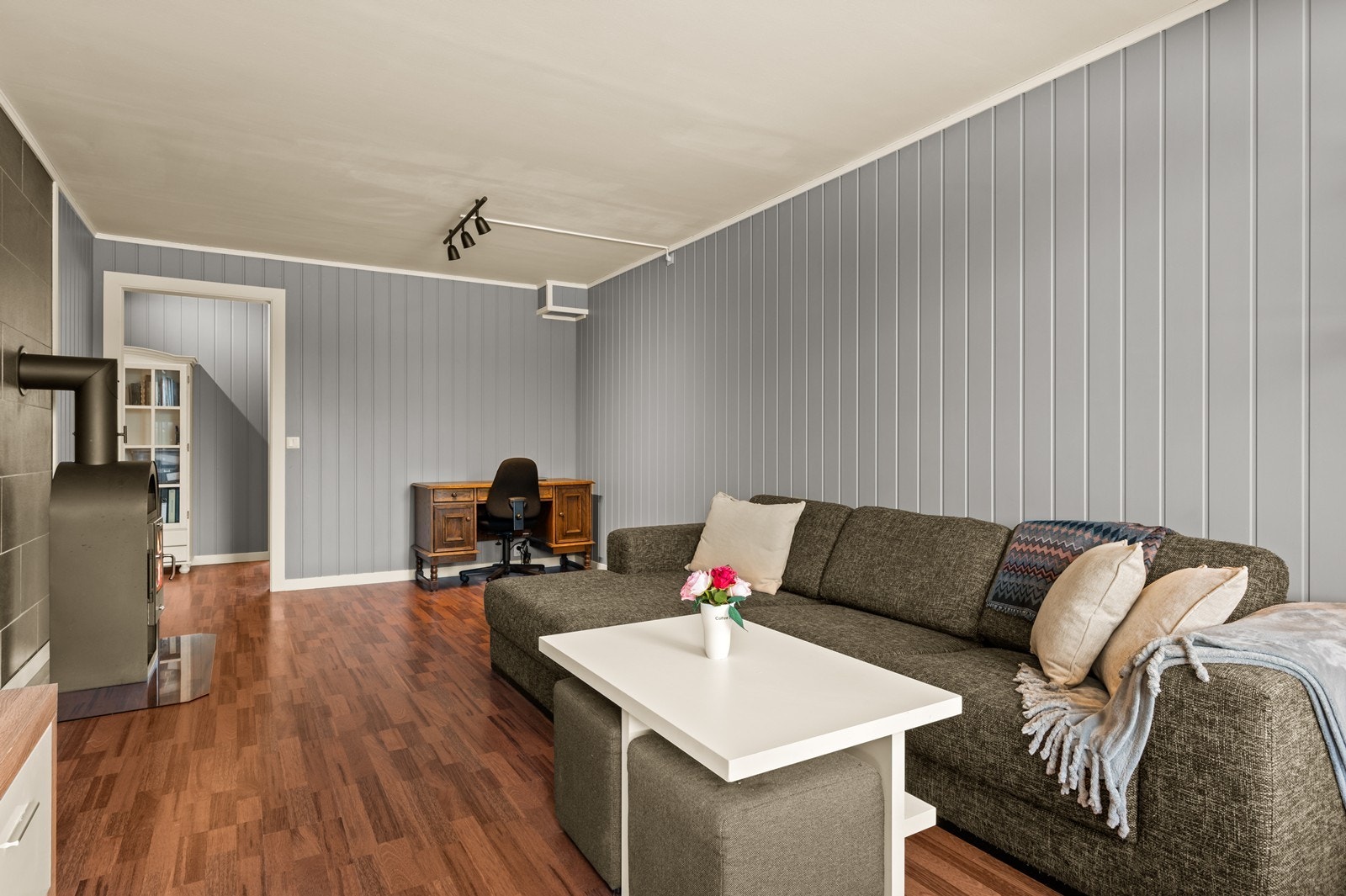 Stuen gir fleksibilitet for møblering, med god plass til en egen kontorkrok. Galleribilde