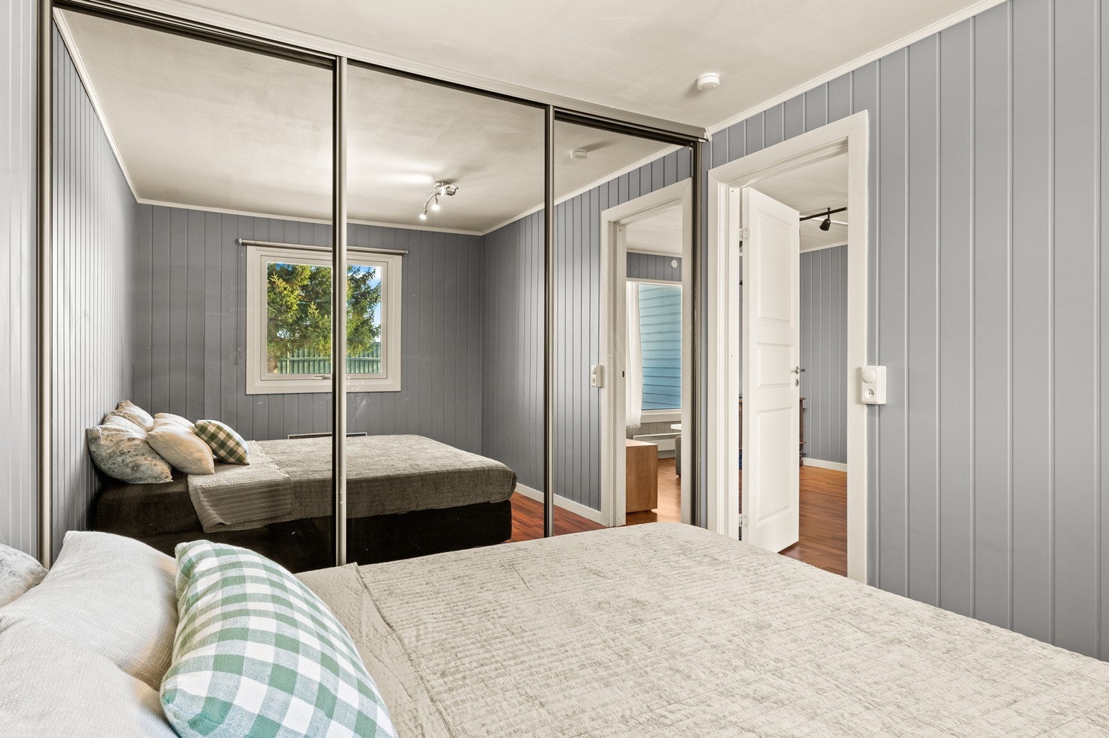 En stor skyvedørsgarderobe med speilfronter gir rikelig med lagringsplass. Galleribilde